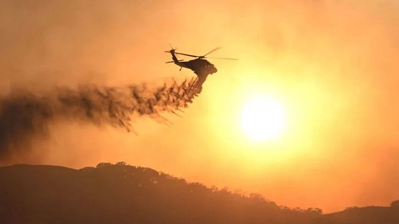 ABD'de yangına müdahale eden helikopter düştü: 2 kişiden haber alınamıyor
