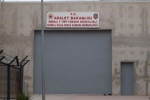 Abdullah Öcalan’ın ailesi ile çektirdiği fotoğrafı paylaşıldı