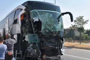 Afyonkarahisar'da yolcu otobüsü kamyonete çarptı: 1 kişi öldü, 15 kişi yaralandı