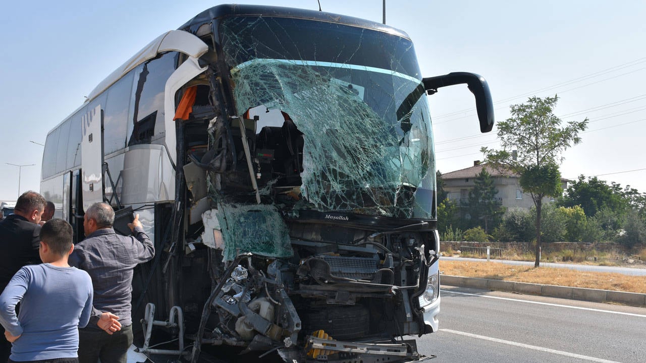 Afyonkarahisar'da yolcu otobüsü kamyonete çarptı: 1 kişi öldü, 15 kişi yaralandı