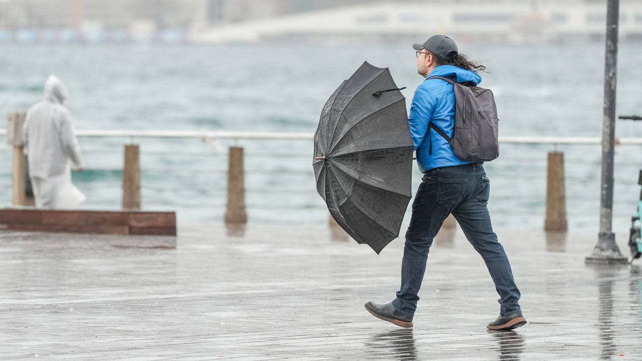 AKOM tarih verdi: Hava sıcaklığı düşecek, İstanbul'a yağış geliyor