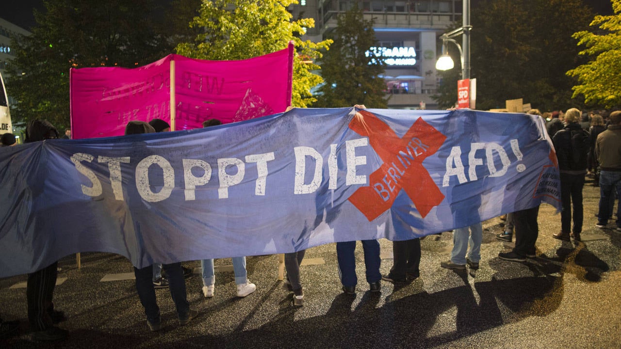 Almanya'da aşırı sağa karşı 10 bin kişi sokakta: AfD için 'kapatma incelemesi' talebi