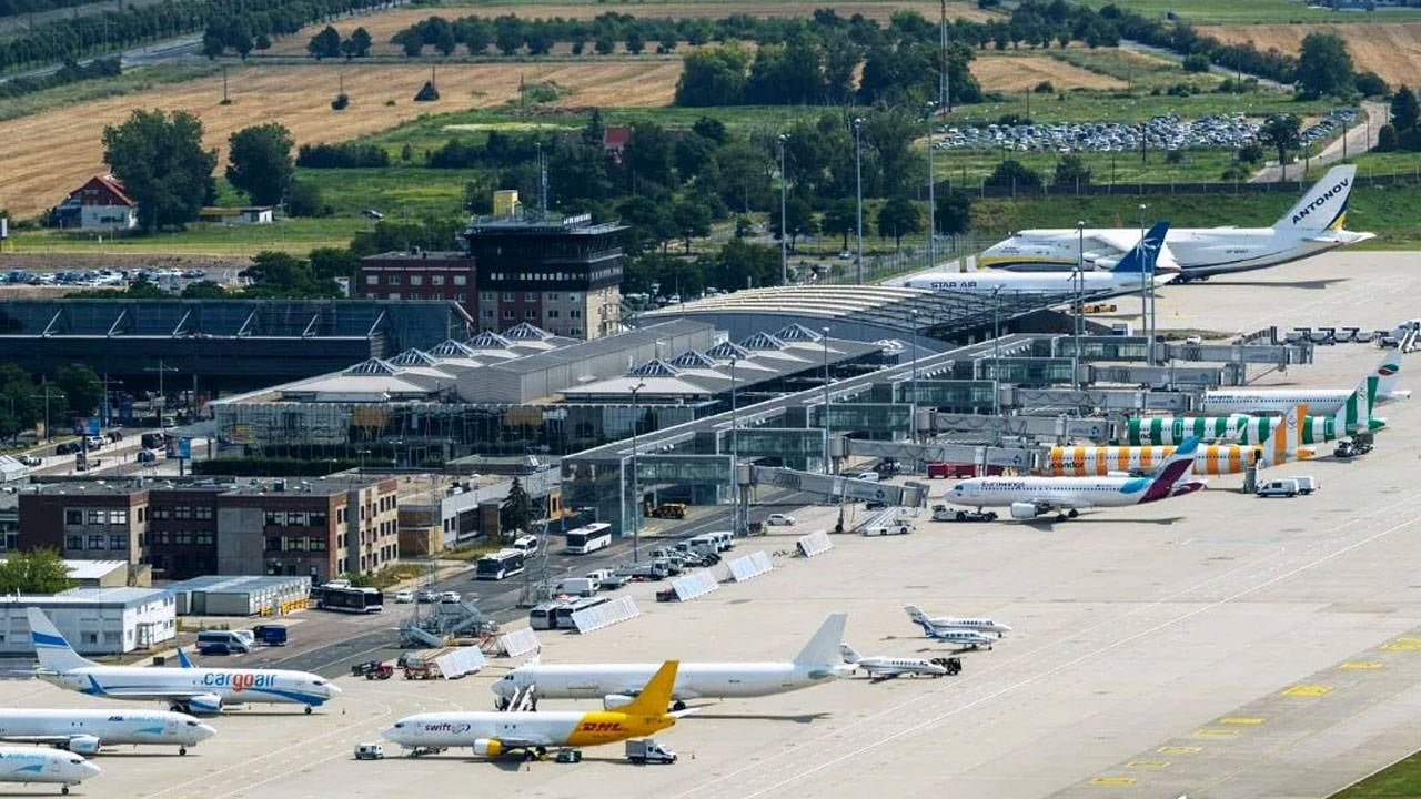 Almanya'da havalimanında patlayıcı yüklü İHA bulundu