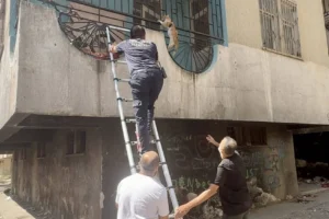 Antalya'da apartmanda yangın: Balkonda mahsur kalan kediyi itfaiye kurtardı