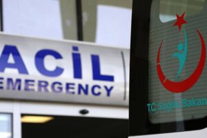 Antalya'da hafif ticari araçla minibüs çarpıştı: 2 kişi öldü, 4 kişi yaralandı