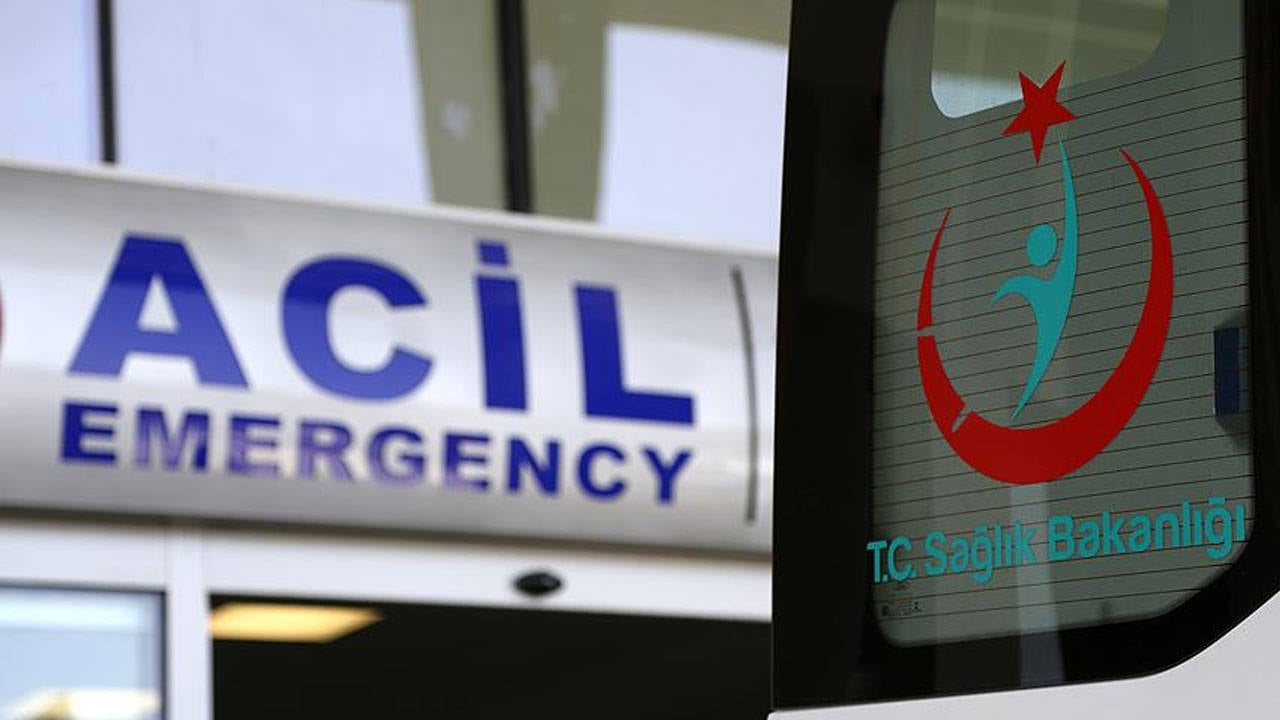 Antalya'da hafif ticari araçla minibüs çarpıştı: 2 kişi öldü, 4 kişi yaralandı
