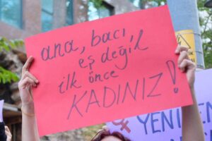 AYM'den cinsiyetçi düzenlemeye onay: Kadının kaydının eşinin kütüğüne taşınmasında 'aykırılık görmediler'