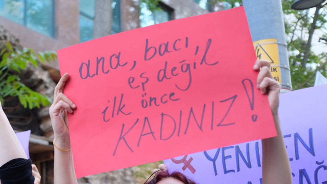 AYM'den cinsiyetçi düzenlemeye onay: Kadının kaydının eşinin kütüğüne taşınmasında 'aykırılık görmediler'