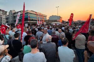 Başkanın AKP'ye geçtiği Çekmeköy'de yürüyüş: "Helal oy verenlerin oyunu harama çevirdin"