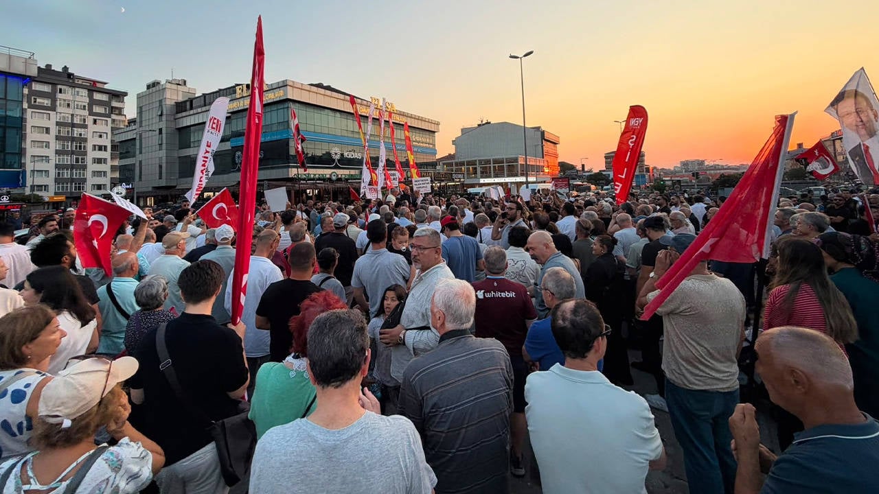 Başkanın AKP'ye geçtiği Çekmeköy'de yürüyüş: "Helal oy verenlerin oyunu harama çevirdin"