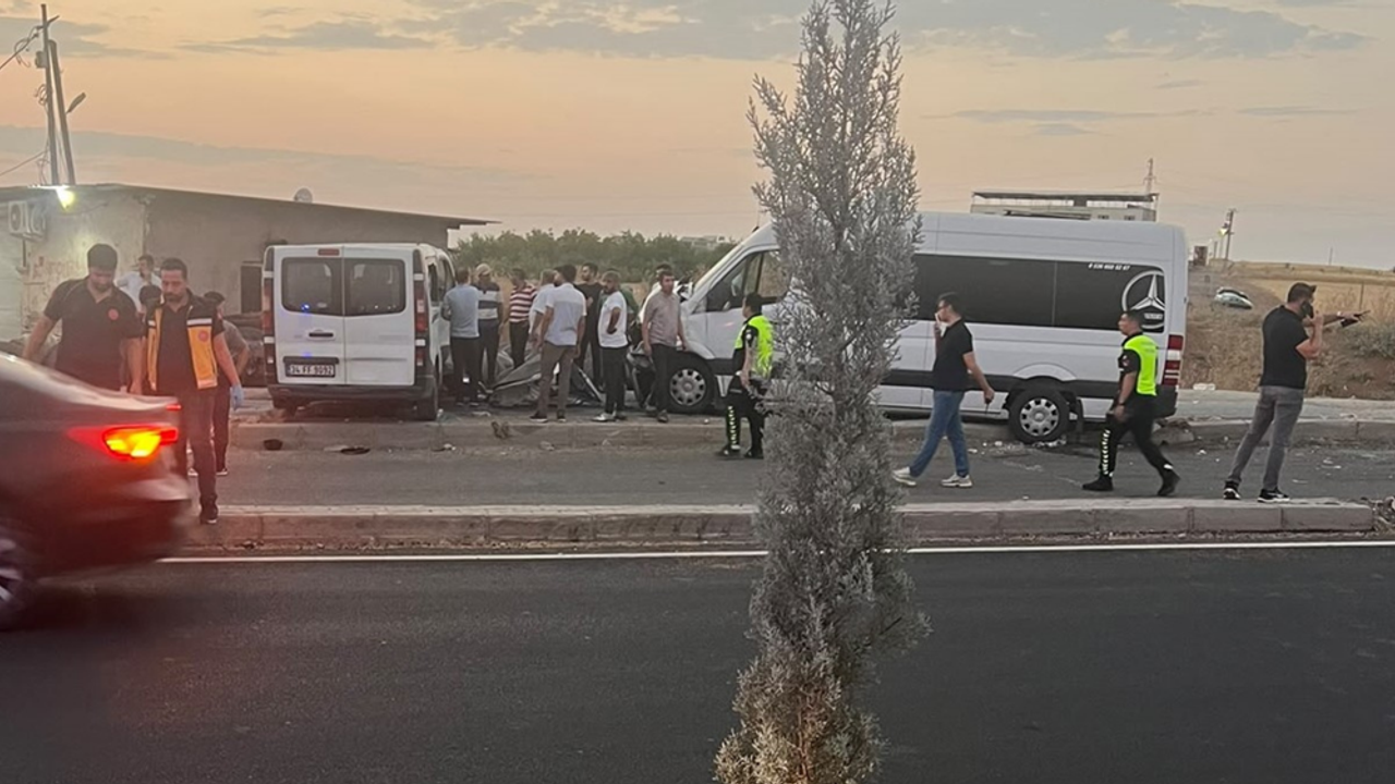 Batman’da iki minibüs çarpıştı: Çok sayıda yaralı var!