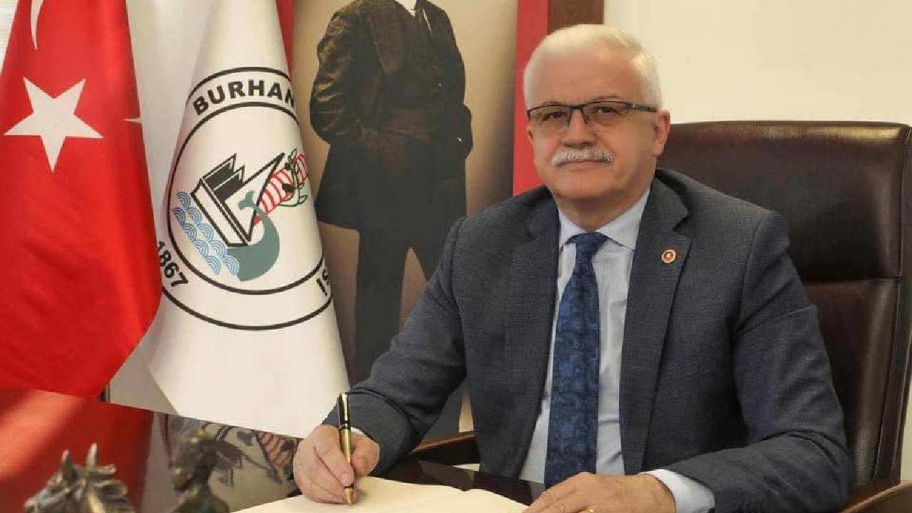 Burhaniye'de Belediye Başkanı ve 14 meclis üyesi CHP'den istifa edip YENİ Parti'ye katıldı