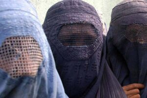 Burka ve peçe bir ülkede daha yasaklandı