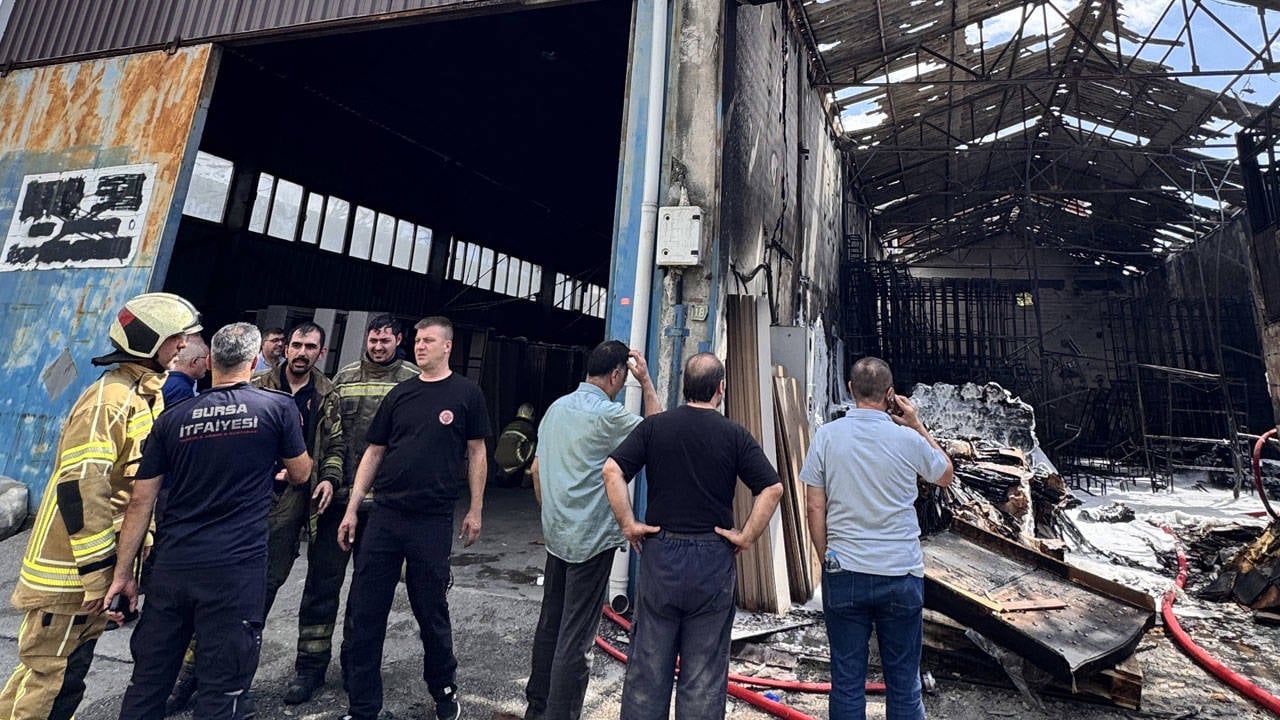 Bursa'da mobilya imalathanesindeki yangın söndürüldü