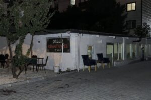 Büyükçekmece'de kıraathaneye silahlı saldırı: 3 kişi yaralandı