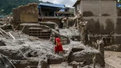 Nepal-Tibet'teki sel felaketinde ölü sayısı 700'ü aştı, arazi koşulları yardım ulaştırmayı zorlaştırıyor