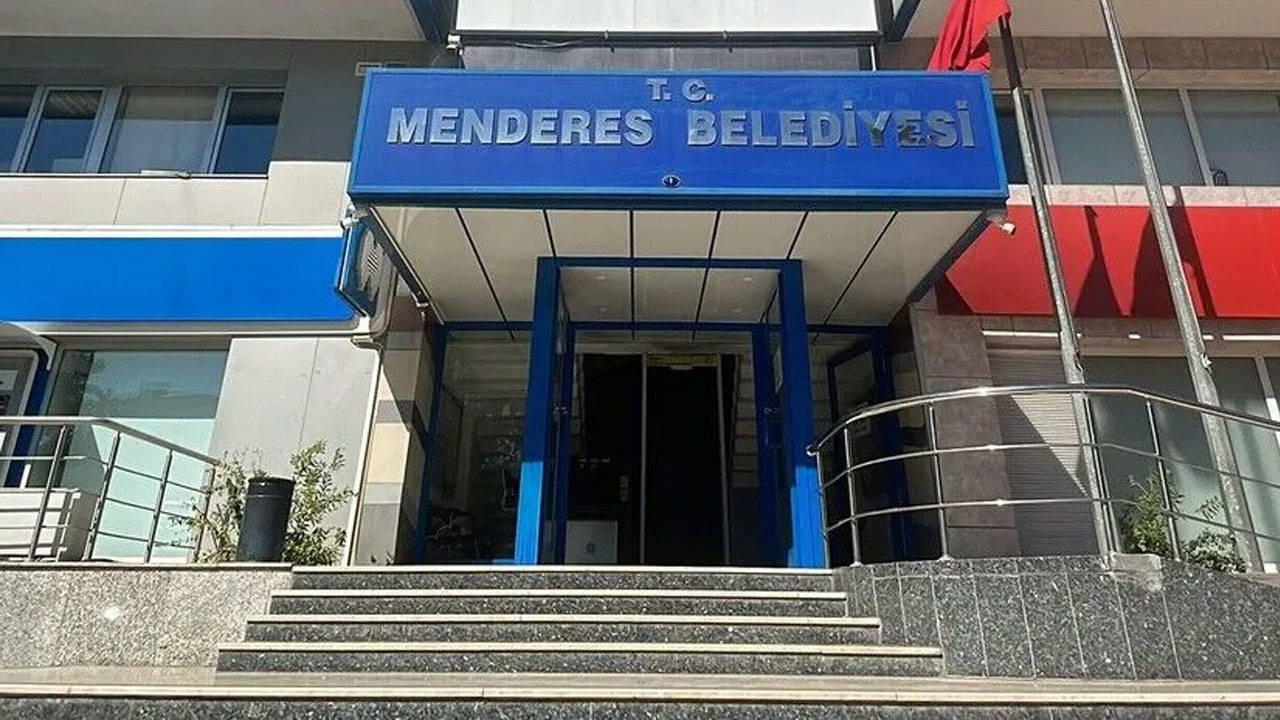 CHP'nin oylarıyla Menderes Belediye Başkanvekilliği'ne seçilen AKP'li Asuman Şen göreve başladı