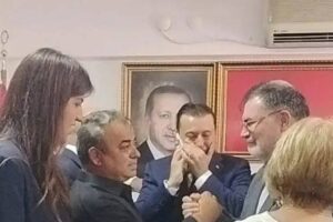 CHP’li Meclis üyesi AKP Menderes İlçe Başkanlığı’ndaki kutlamaya katıldı, AKP İl Başkanı ile el ele verdi