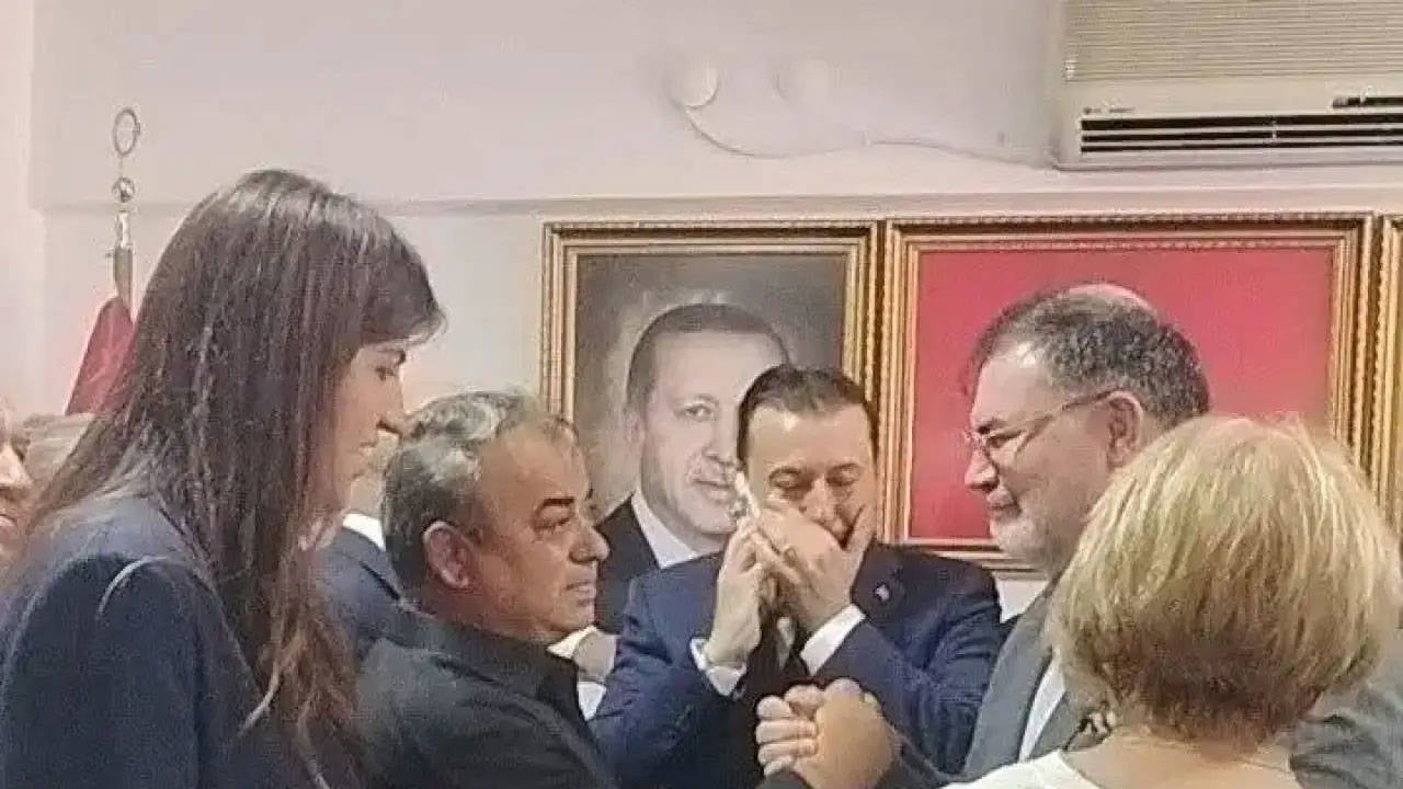 CHP’li Meclis üyesi AKP Menderes İlçe Başkanlığı’ndaki kutlamaya katıldı, AKP İl Başkanı ile el ele verdi