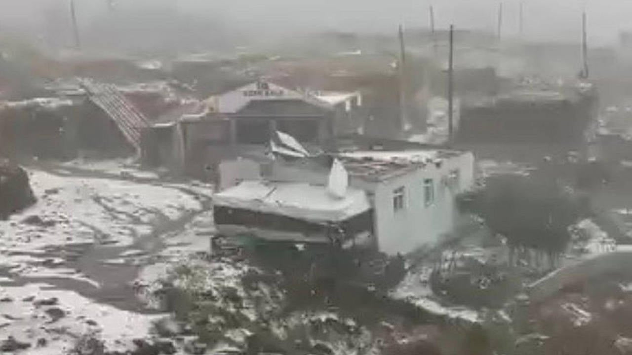 Çıldır’da şiddetli dolu ve fırtına: 20’den fazla evin çatısı uçtu