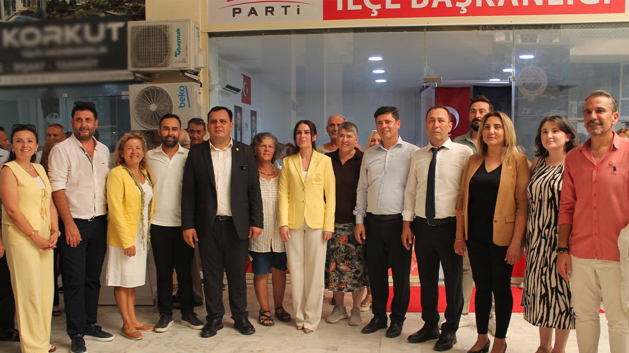 Dalaman Belediye Başkanı Sezer Durmuş meclis üyeleri ile beraber YENİ Parti’ye geçti