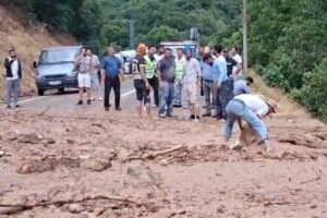 Dersim'de sağanak yağış heyelana yol açtı: Karayolu ulaşıma kapandı