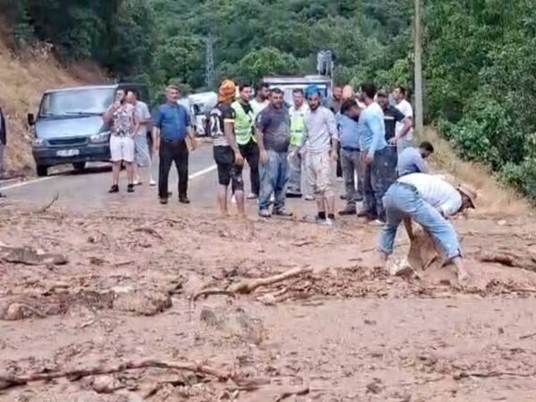 Dersim'de sağanak yağış heyelana yol açtı: Karayolu ulaşıma kapandı