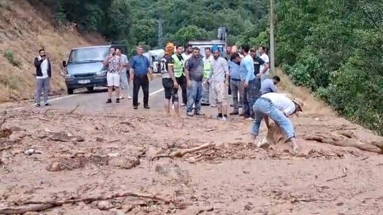 Dersim'de sağanak yağış heyelana yol açtı: Karayolu ulaşıma kapandı