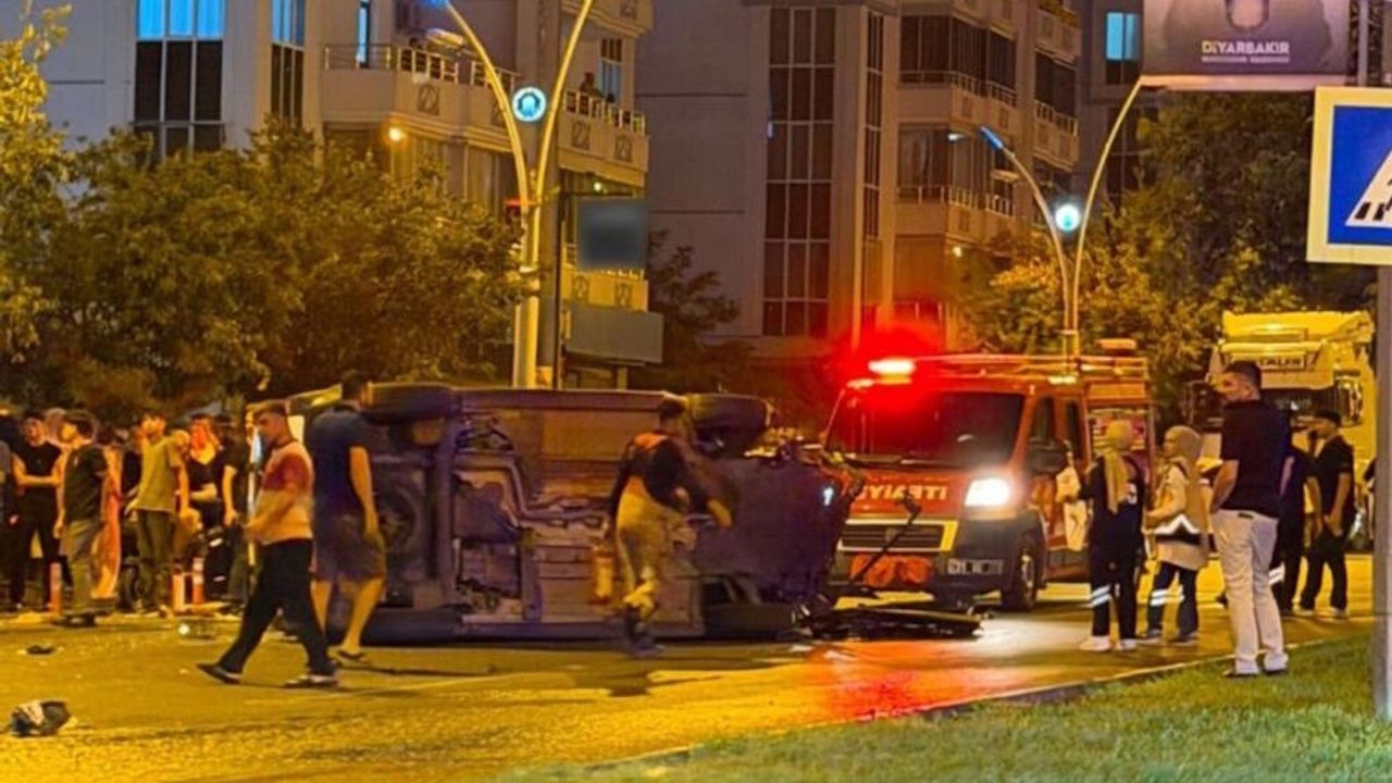 Diyarbakır Bağlar'da otomobiller çarpıştı: Yaralılar var