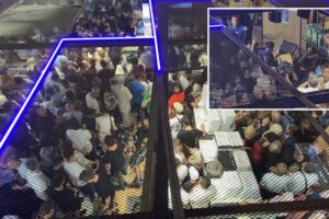 Diyarbakır'da mağazada indirim izdihamı