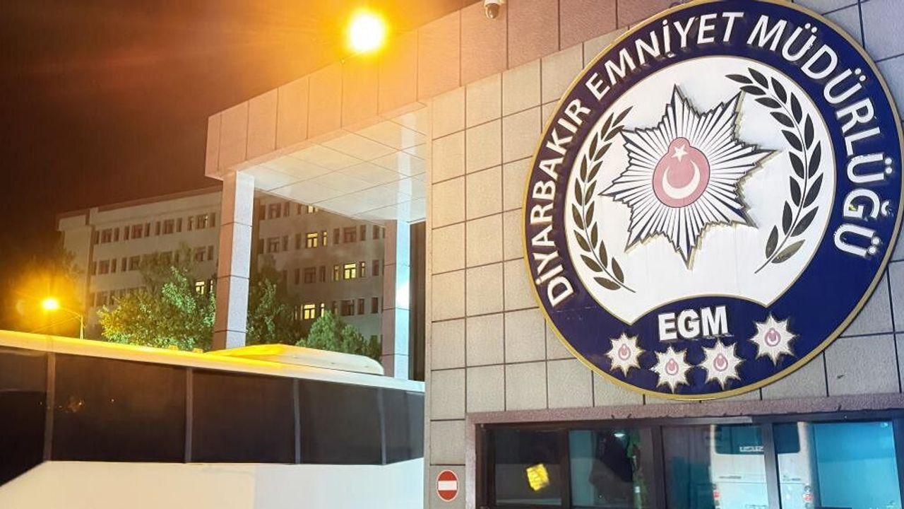 Diyarbakır’da park halindeki araçtan silahlar çıktı: 3 gözaltı