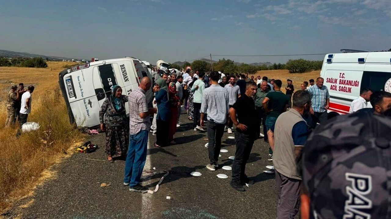 Diyarbakır'da minibüs kazasında ölü sayısı arttı: 7 kişi yan yana toprağa verildi!