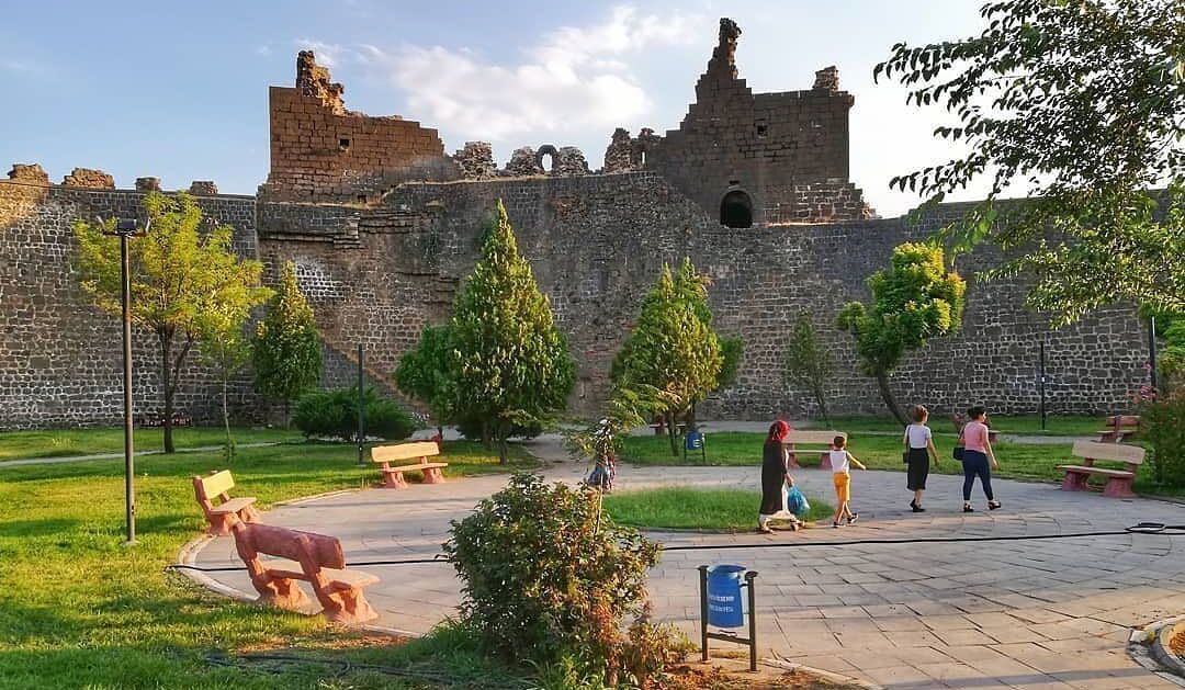Ağıtları Govende (Halay) Dönüştürmek Kürt Kültürüne Hakarettir