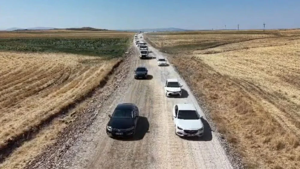 Diyarbakır’da eylem: Köy halkı yolu trafiğe kapattı!