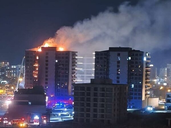 Diyarbakır'da korkutan yangın: Plaza alevlere teslim!