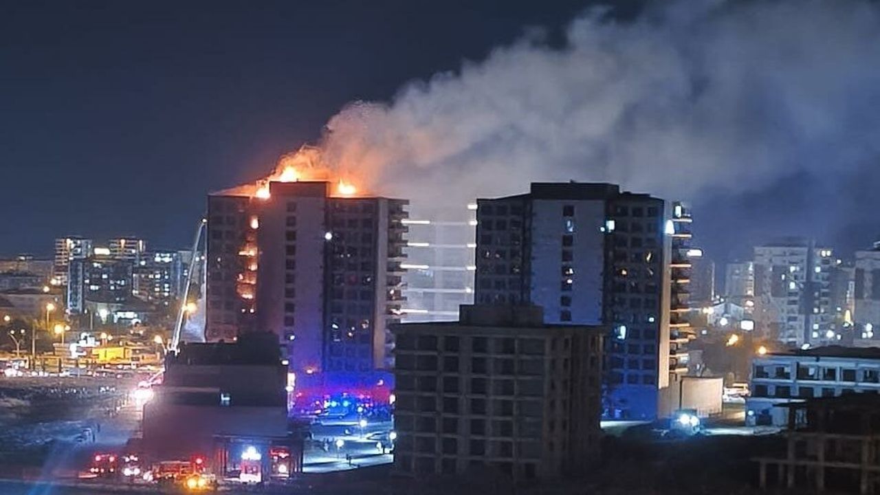 Diyarbakır'da korkutan yangın: Plaza alevlere teslim!