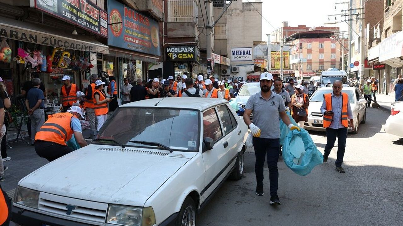 Diyarbakır’da temizlik kampanyası: Eş başkanlar sokağa indi