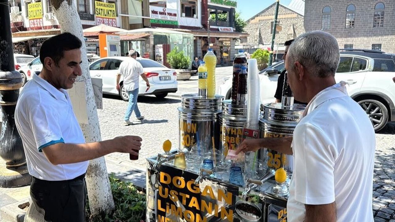 Diyarbakır’da yazın serinliği tezgahında: 32 yıldır meyanla geçimini sağlıyor