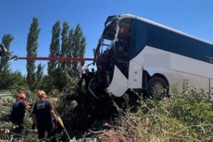 Diyarbakır'da yolcu otobüsü kaza yaptı: Yaralılar var!