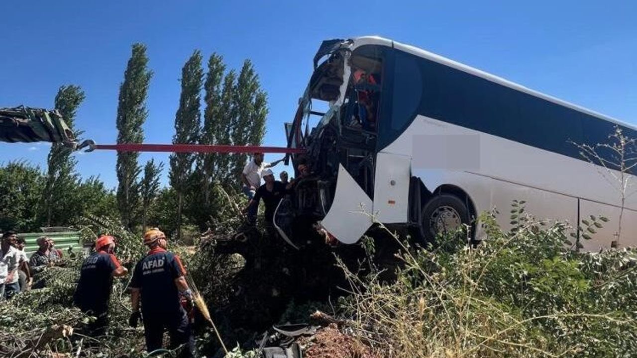 Diyarbakır'da yolcu otobüsü kaza yaptı: Yaralılar var!