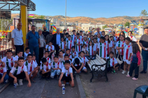 Belediye Başkanı Kur’an kursu öğrencilerine Amedspor forması hediye etti!