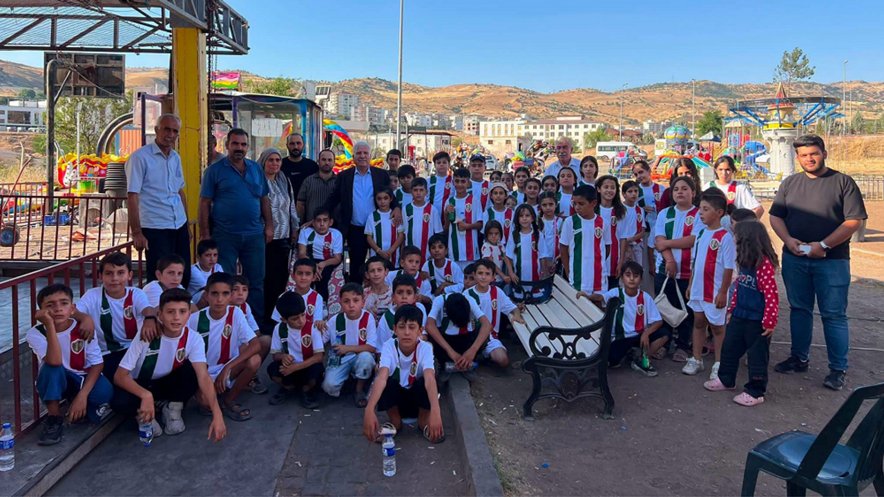 Belediye Başkanı Kur’an kursu öğrencilerine Amedspor forması hediye etti!