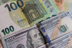 Döviz piyasasında son durum: Dolar güne yükselişle, euro düşüşle başladı