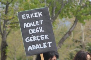 Erkek şiddetine adli kontrol: Mersin'de satırlı saldırgana 'ev hapsi'
