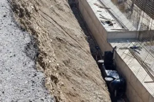 Erzurum’da bir otomobil, yol genişletme çalışması alanına düştü: 3 kişi öldü