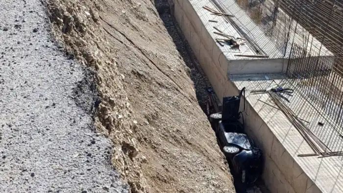 Erzurum’da bir otomobil, yol genişletme çalışması alanına düştü: 3 kişi öldü