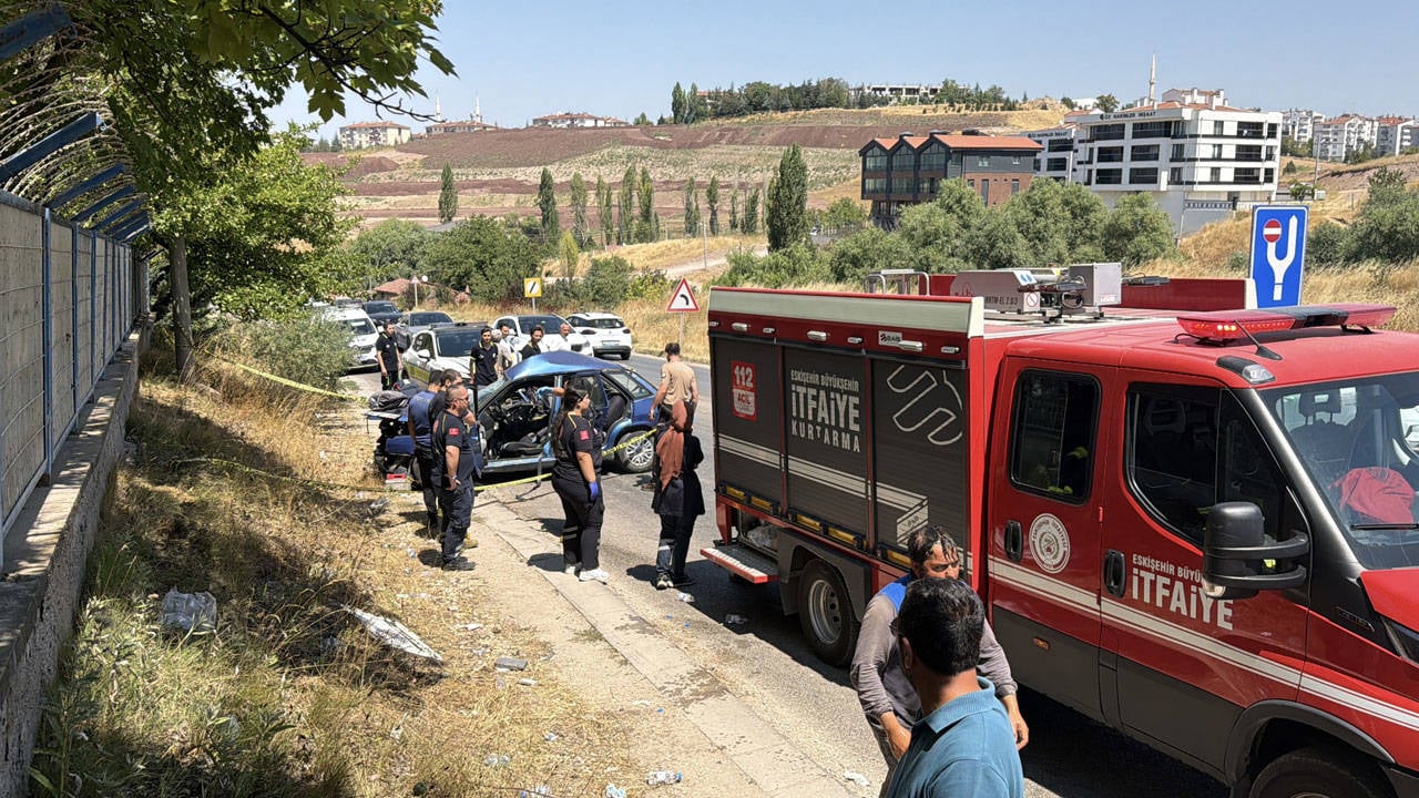 Eskişehir'de zincirleme trafik kazası: 1 kişi öldü, 2 kişi yaralandı