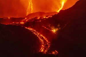 Etna Yanardağı patladı: Son 20 yılın en en ağır acil durumu