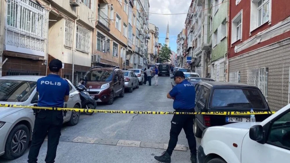 Fatih'te aile faciası: Emekli polis eşini ve çocuğunu vurdu!