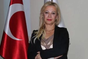"Gazeteciler Kimsenin Emir Eri Değildir" diyen İzmir Gazeteciler Cemiyeti Başkanı Dilek Gappi, ifadeye çağırıldı